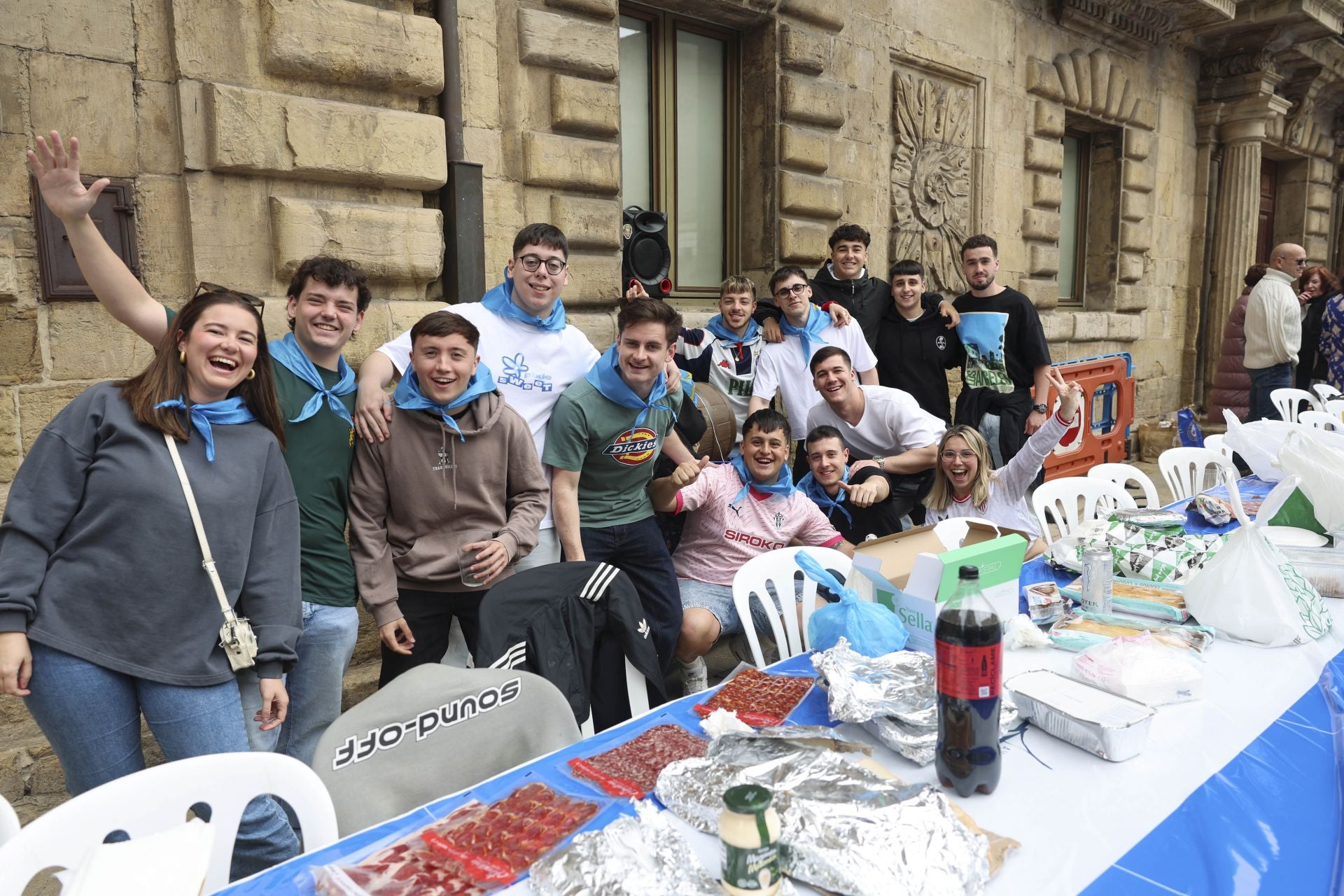 Sidra contra la lluvia: estas son las fotos de la Comida en la Calle de Avilés
