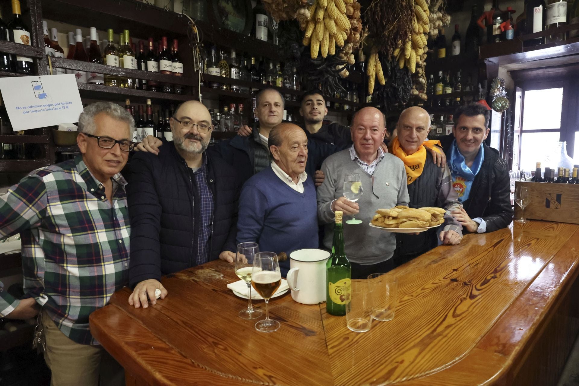 Sidra contra la lluvia: estas son las fotos de la Comida en la Calle de Avilés