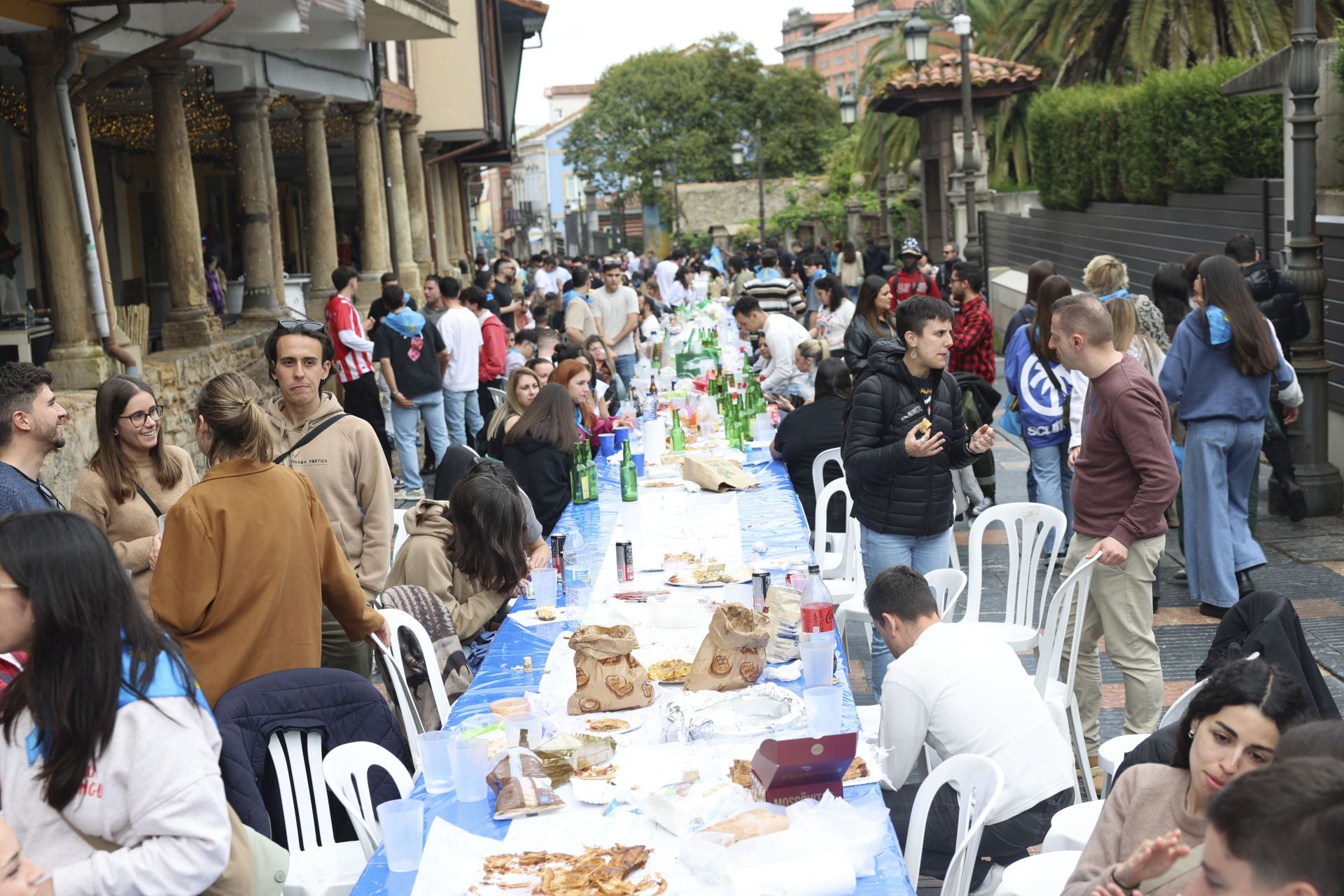 Sidra contra la lluvia: estas son las fotos de la Comida en la Calle de Avilés
