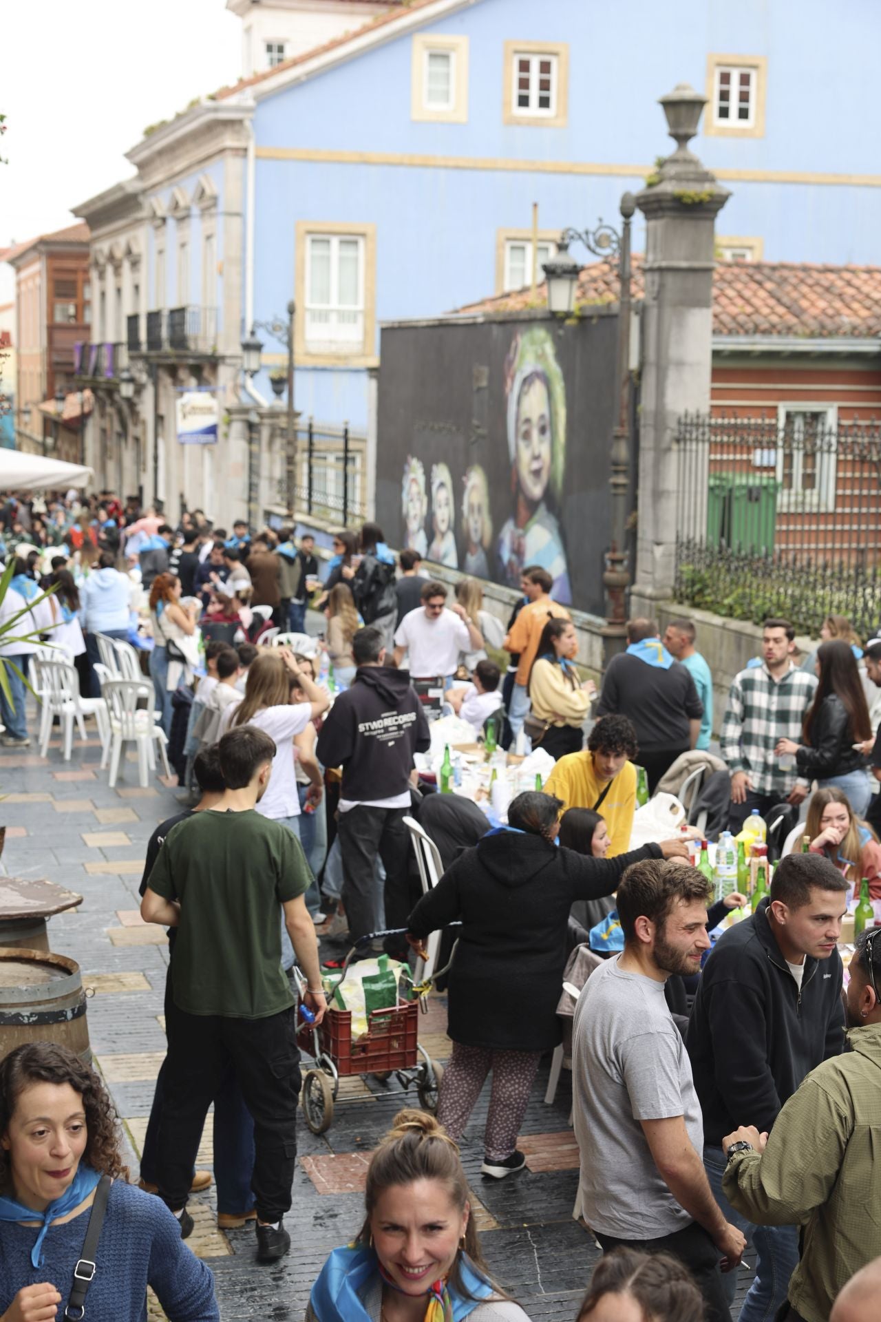 Sidra contra la lluvia: estas son las fotos de la Comida en la Calle de Avilés