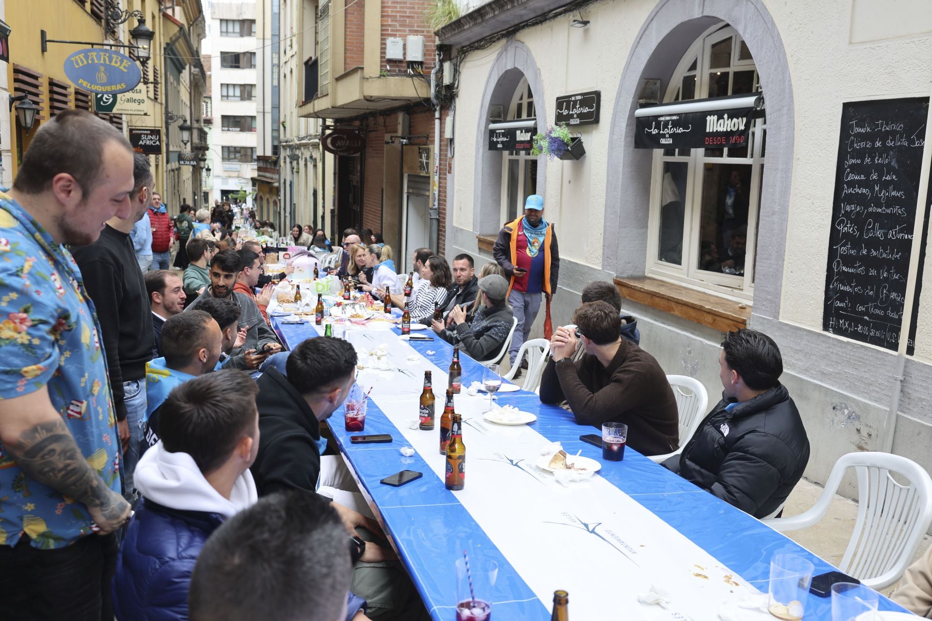 Sidra contra la lluvia: estas son las fotos de la Comida en la Calle de Avilés
