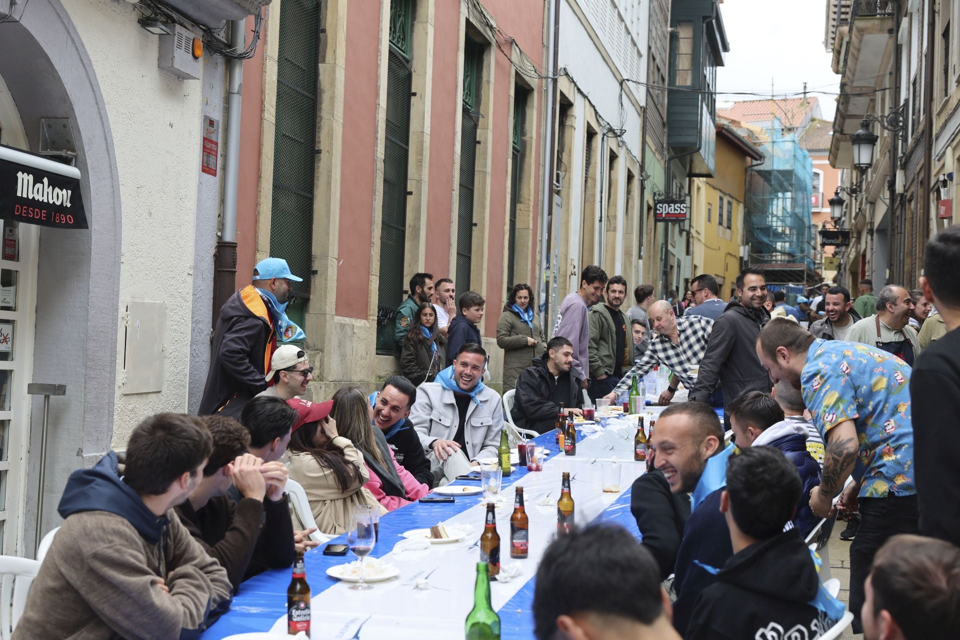 Sidra contra la lluvia: estas son las fotos de la Comida en la Calle de Avilés