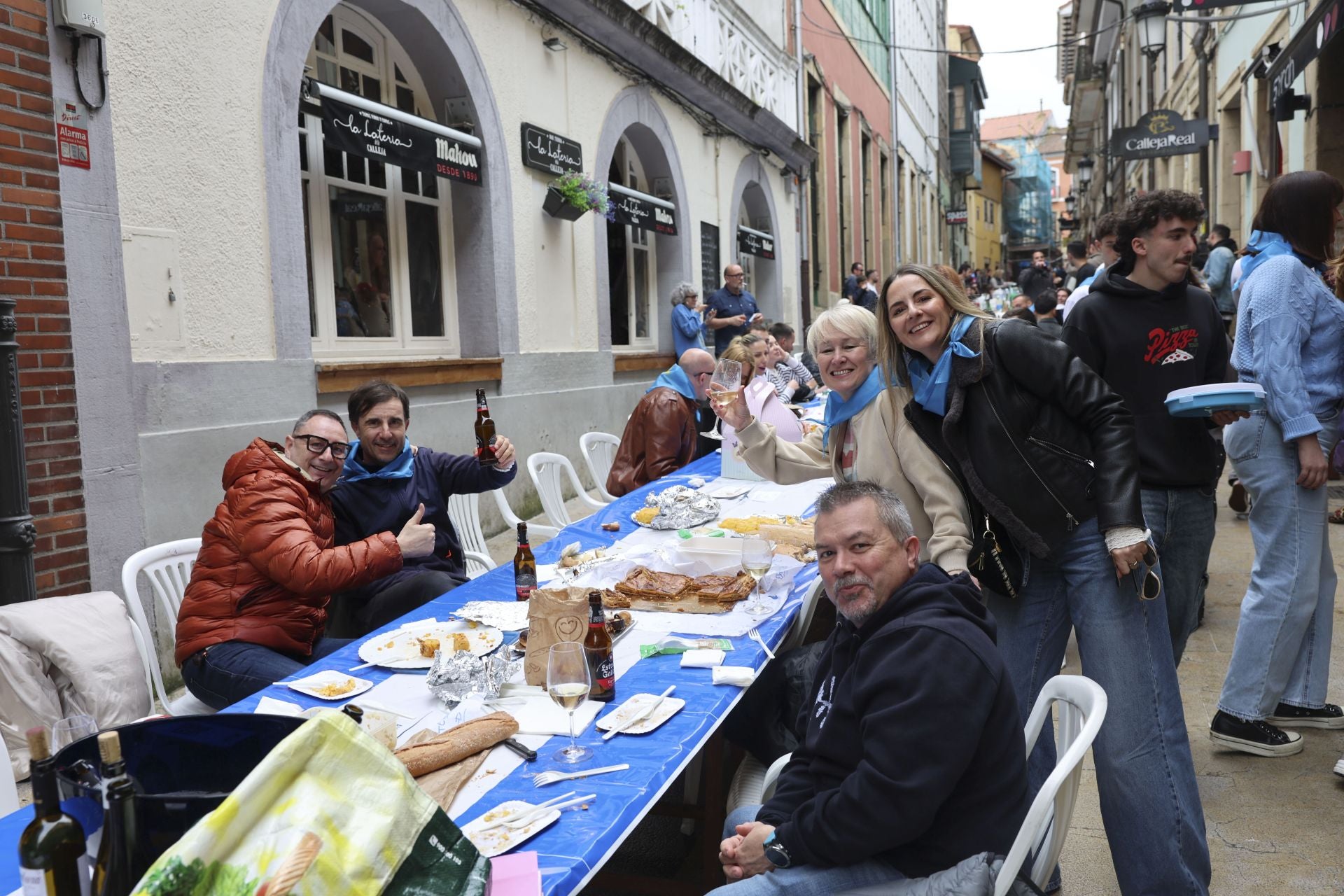 Sidra contra la lluvia: estas son las fotos de la Comida en la Calle de Avilés