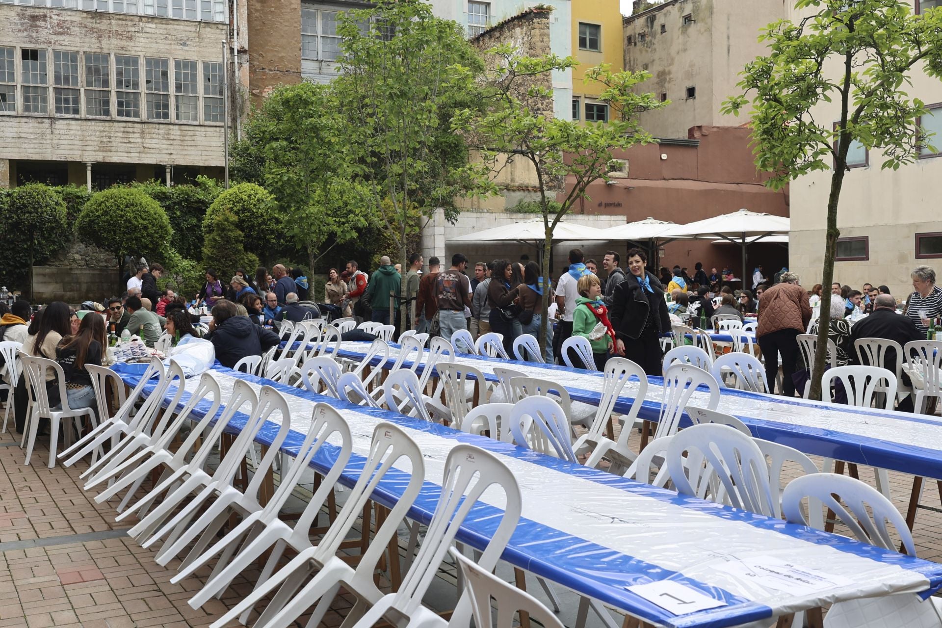Sidra contra la lluvia: estas son las fotos de la Comida en la Calle de Avilés