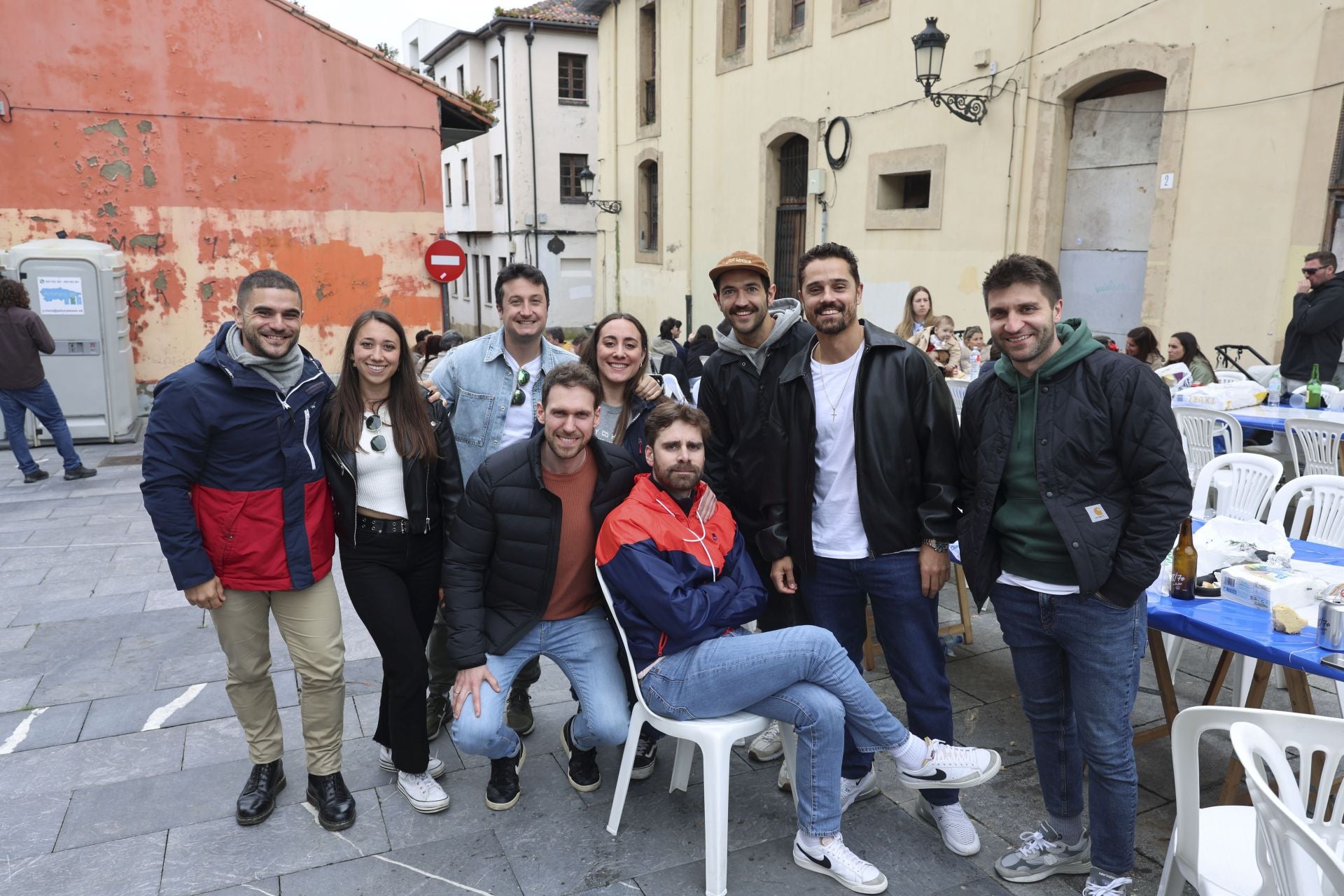 Sidra contra la lluvia: estas son las fotos de la Comida en la Calle de Avilés