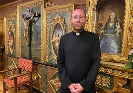 El abad de Covadonga, David Cueto, con la imagen original de la Virgen de Covadonga, la Santina, en el Santuario.