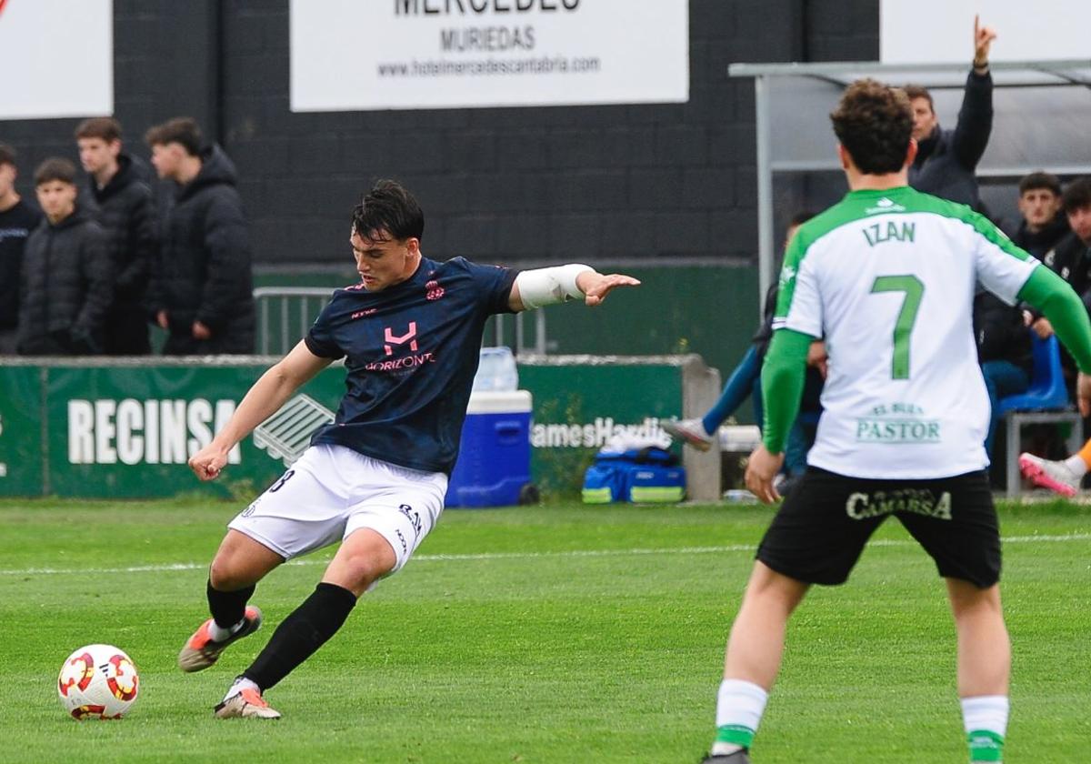 Álvaro Gete realiza un desplazamiento en largo en el partido en Astillero frente al Rayo Cantabria.