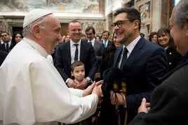 El Papa Francisco se acerca, en 2017, al gaitero asturiano José Ángel Hevia