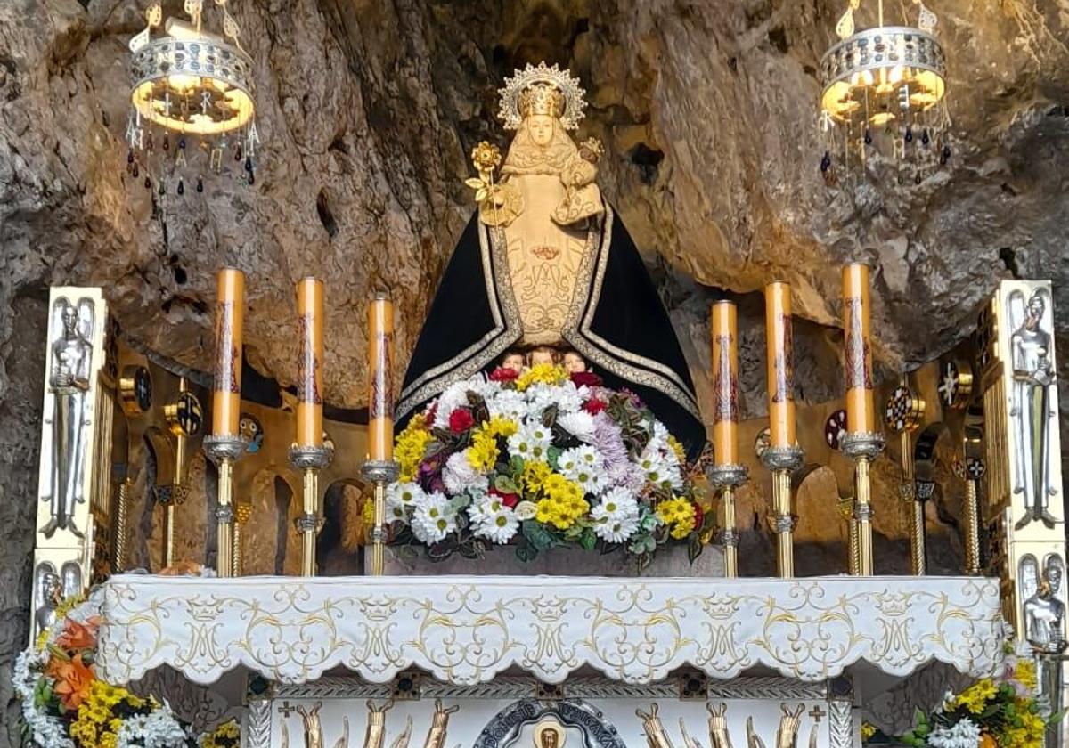 La Santina luce su manto negro en señal de luto por la muerte del Papa