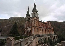 Las campanas han sonado este mediodía en las iglesias asturianas en señal de duelo por el fallecimiento del Papa Francisco.