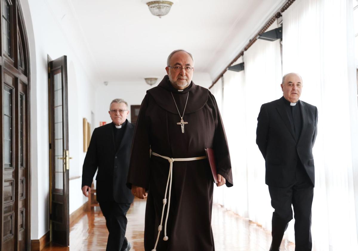 El arzobispo de Oviedo, Jesús Sanz Montes, anunció un funeral por el Santo Padre en la Catedral.