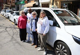 Carmen Lobeto, Isaac Menéndez, Amparo Menes y Mercedes Rodríguez, en la parada de taxis cercana a la estación de autobuses de Gijón.