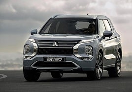 El Outlander PHEV cuenta con un motor térmico de 2.4 litros y otros dos eléctricos, uno en el eje delantero y otro en el trasero.