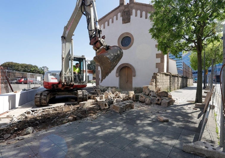 Derribo del primer tramo de muro que rodea la capilla de San Esteban del Mar en la calle Mariano Pola.