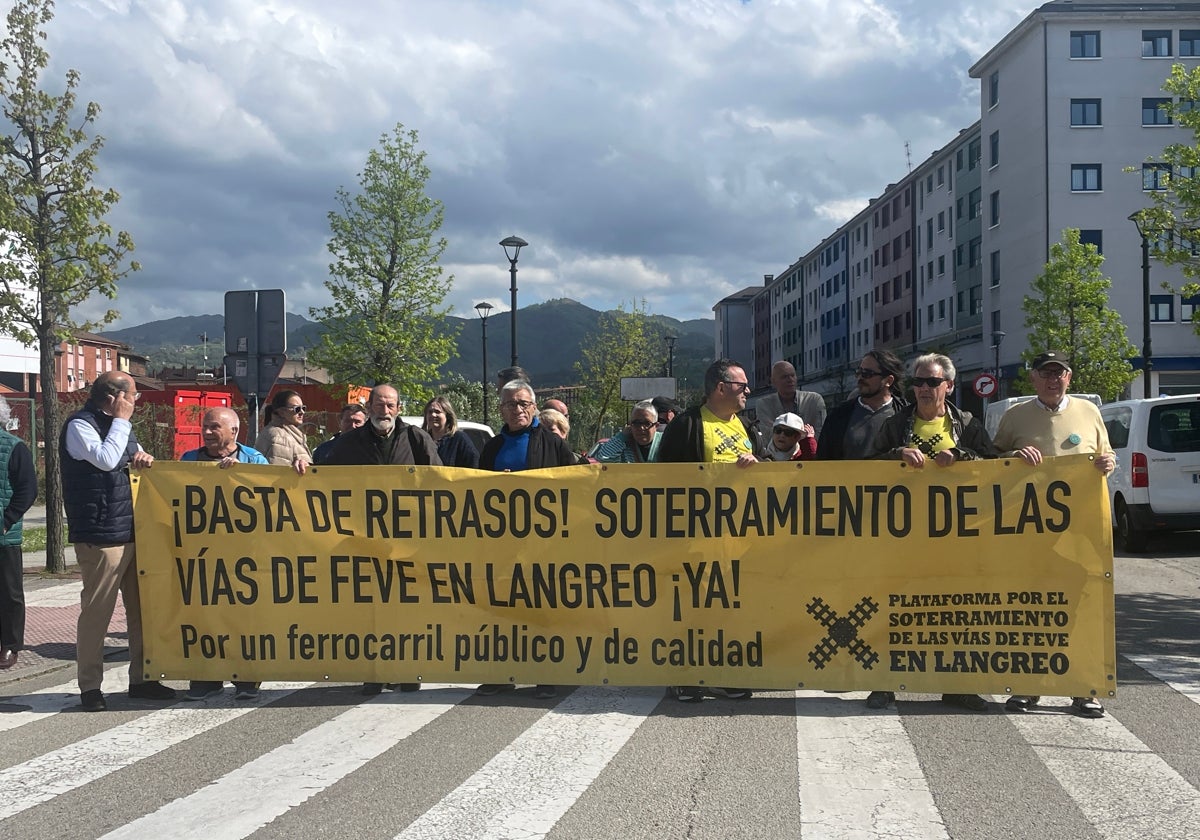 Vecinos de Langreo cortando el tráfico para exigir el fin del soterramiento