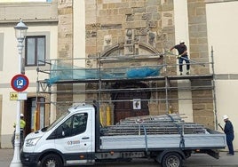 Trabajos de retirada del andamio de protección previos a la instalación del andamio para la ejecución de la obra de rehabilitación.