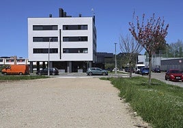 Parcela en la que irá el módulo prefabricado que acogerá temporalmente el consultorio y en la que ya ha comenzado la cimentación.