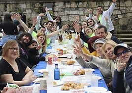 Asistentes a la comida en la calle de Avilés.
