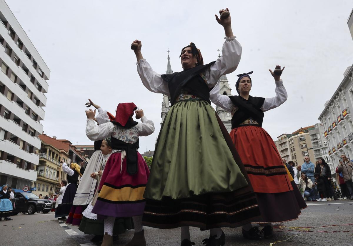 La asturianía es la base del desfile de carrozas. PABLO NOSTI