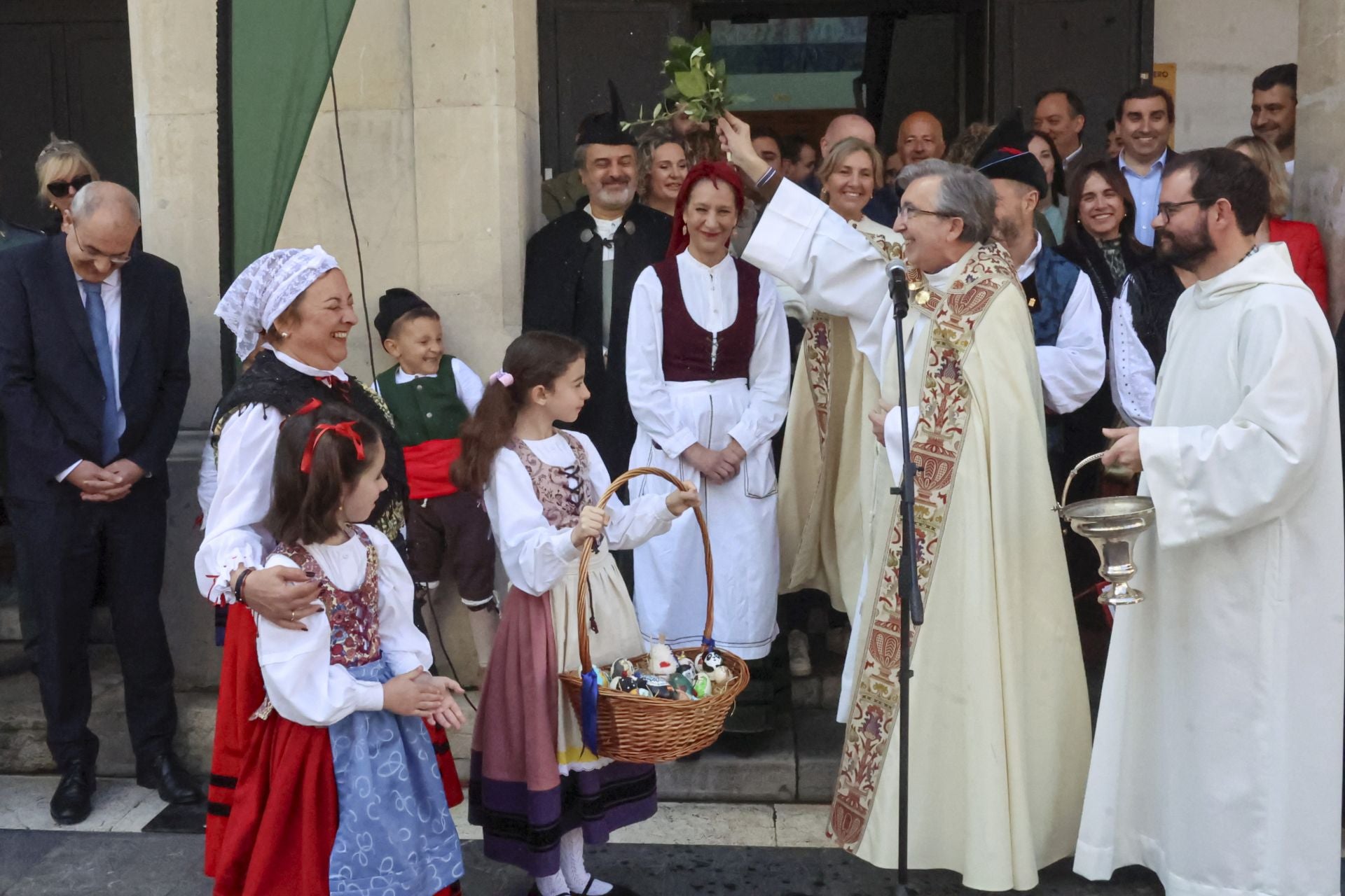 Abarrotado mercáu de Güevos Pintos, que se reivindican en La Pola Siero