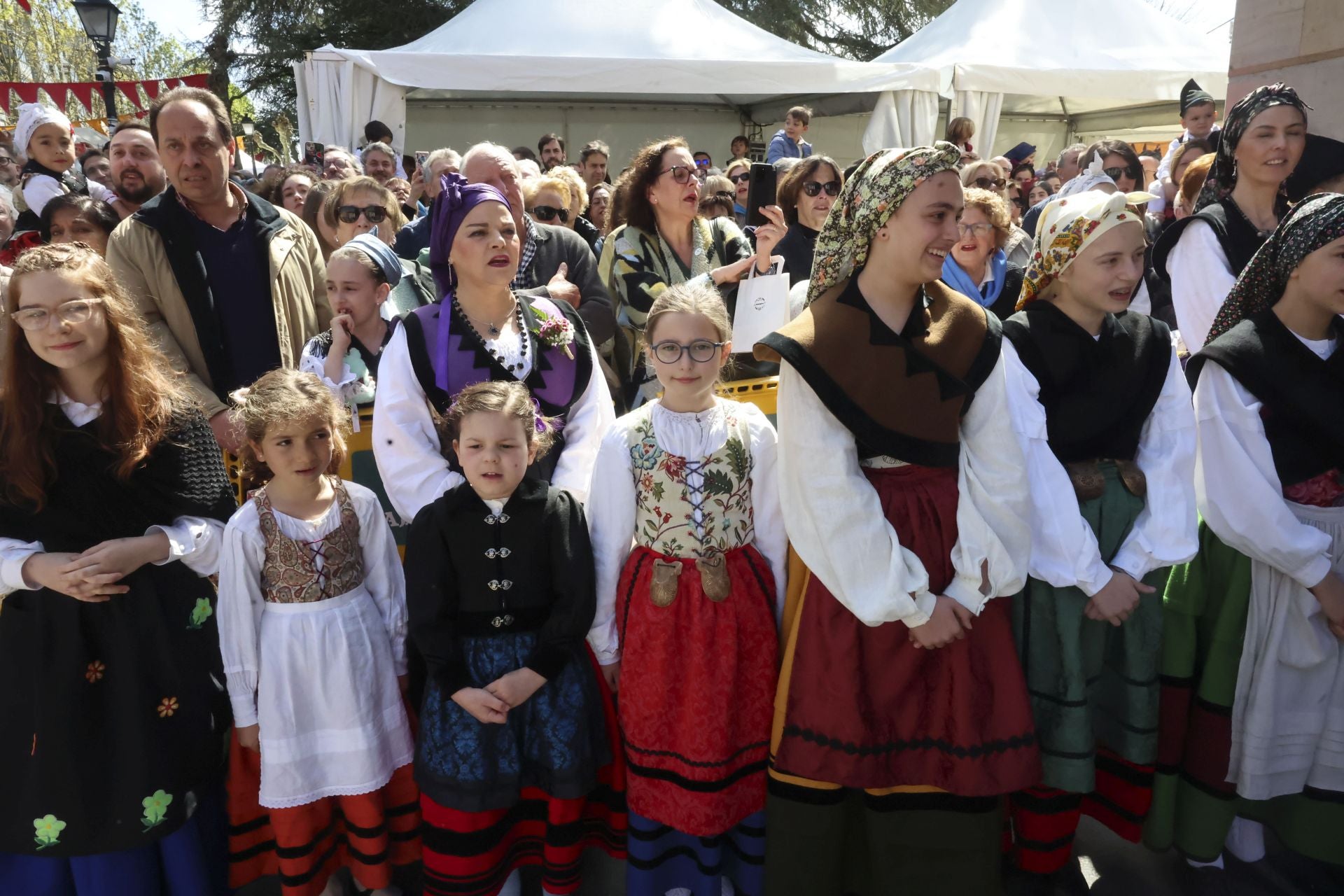 Abarrotado mercáu de Güevos Pintos, que se reivindican en La Pola Siero
