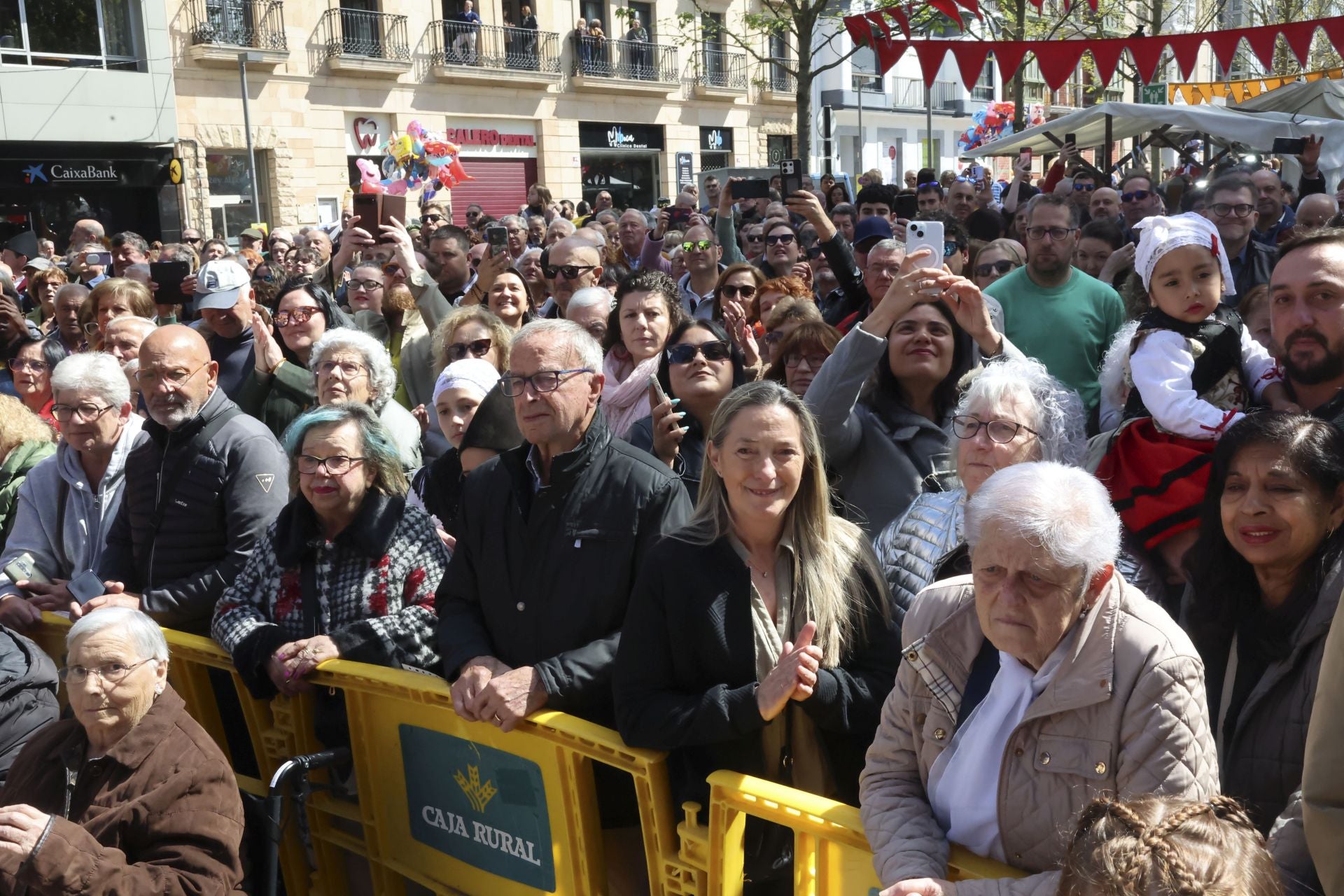 Abarrotado mercáu de Güevos Pintos, que se reivindican en La Pola Siero