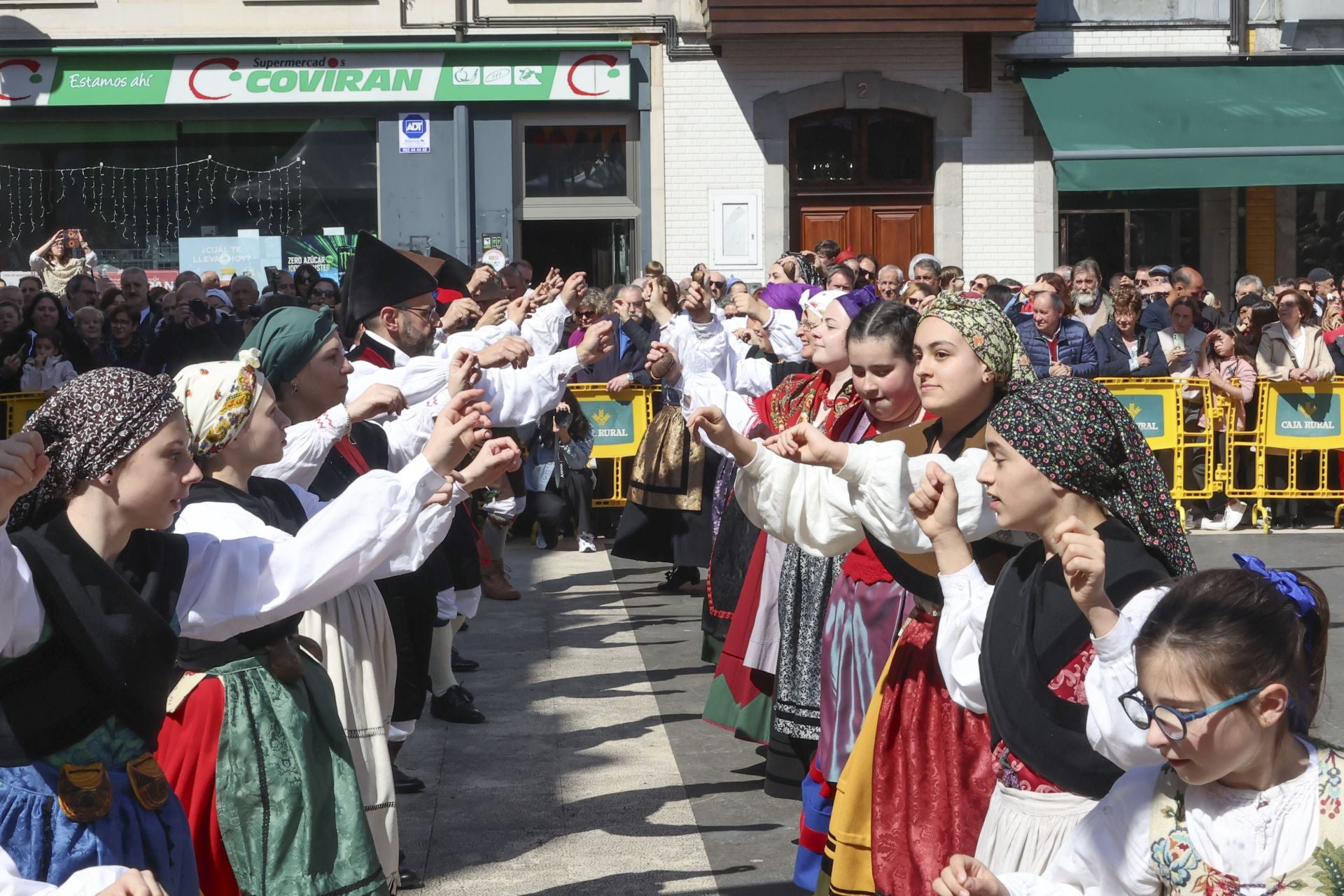 Abarrotado mercáu de Güevos Pintos, que se reivindican en La Pola Siero