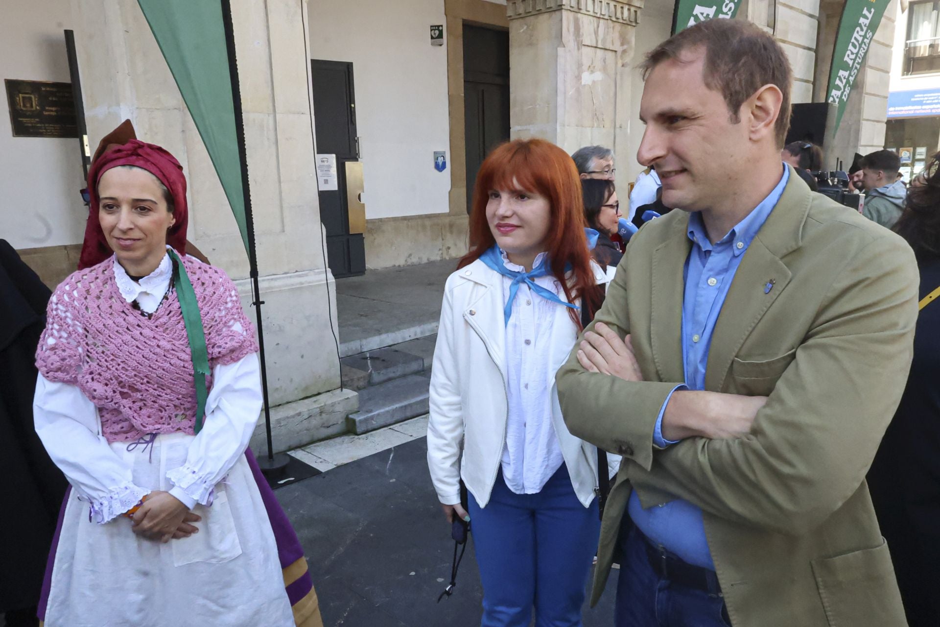 Abarrotado mercáu de Güevos Pintos, que se reivindican en La Pola Siero