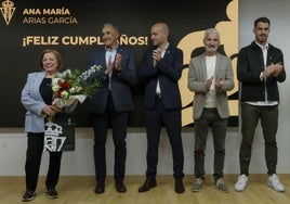 Ana María Arias tras recibir la insignia de oro del Sporting y el homenaje por su cumpleaños.