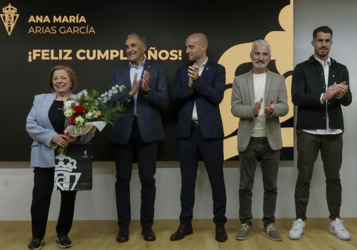 Ana María Arias tras recibir la insignia de oro del Sporting y el homenaje por su cumpleaños.