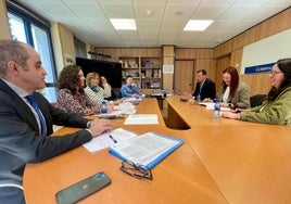 El alcalde y la concejala de Castrillón durante la reunión en la Consejería de Educación.