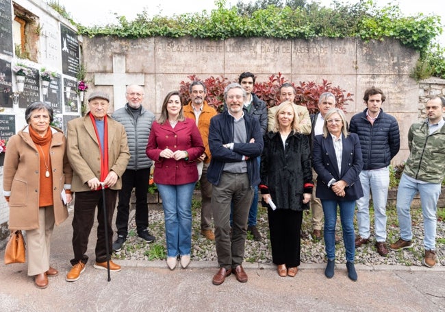Diputados regionales y simpatizantes de Vox esta mañana en el cementerio de Jove durante el homenaje.