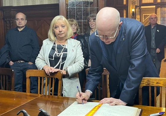El escritor argentino de origen asturiano Jorge Fernández Díaz, durante el acto en el Centro Asturiano de Buenos Aires.