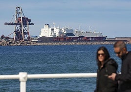 Un barco llega a El Musel para cargar gas en la regasificadora.