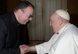El párroco asturiano David Cuenca en un encuentro con el Papa Francisco.