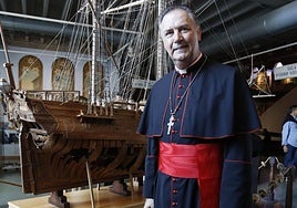El cardenal Ángel Fernández Artime en una fotografía tomada en Luanco. FOTOS: