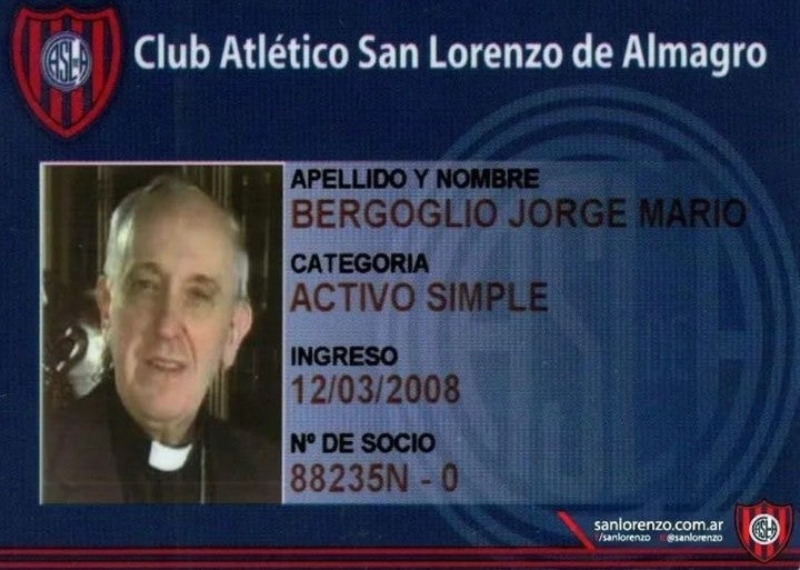 Carné de socio del Papa Francisco en San Lorenzo.
