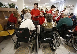 Alumnos del Codema juegan a 'pasapalabra' y a completar refranes con los mayores de la Residencia El Carmen, como parte de una actividad para celebrar el Día del Libro.