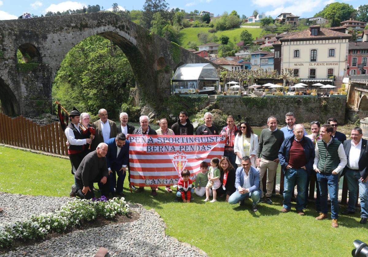 Aficionados y representantes del Sporting, con Cote en el centro, se fotografían junto al Puente Romano de Cangas.