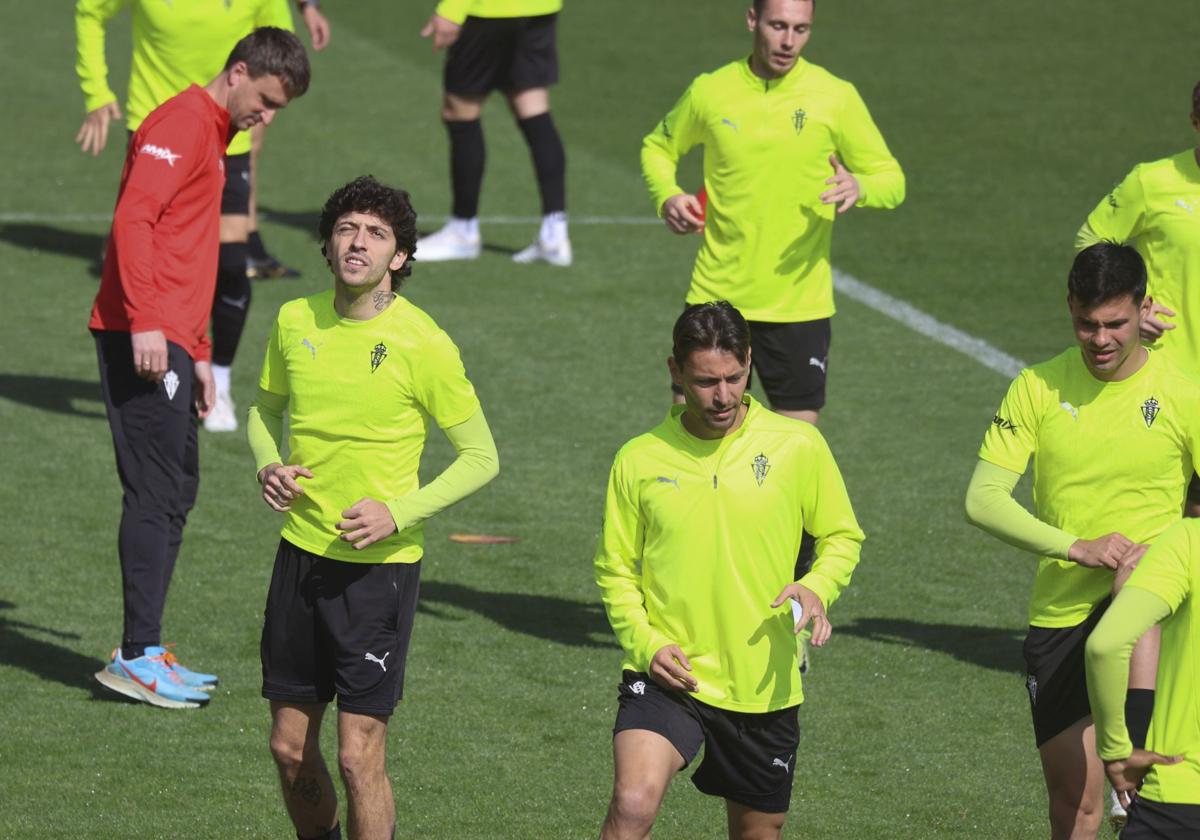 Varios jugadores del Sporting de Gijón, durante un entrenamiento.