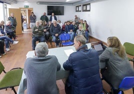 De espaldas, Floro, Tino Vaquero y Marina Pineda, en su reunión de este miércoles con los vecinos de Portuarios afectados por las obras.