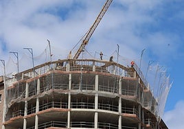 Obras de construcción de un edificio en Avilés.