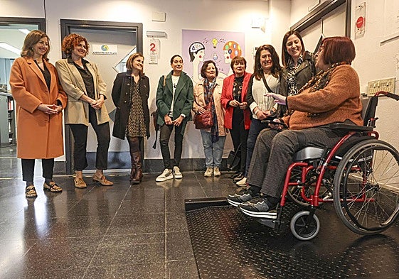 Mercedes Vieites, tesorera de DIFAC, se pesa sobre la báscula.