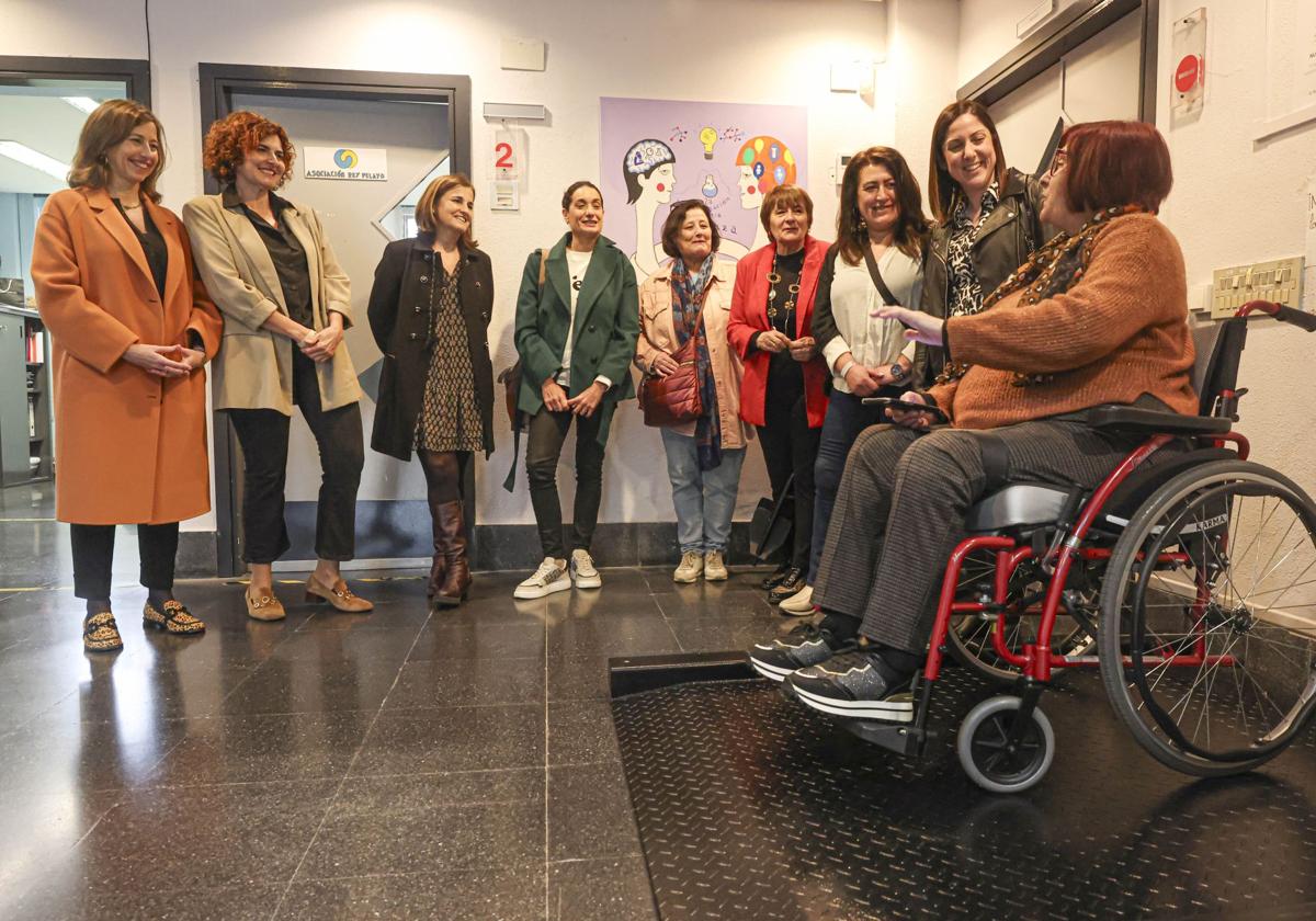 La Asociación de Discapacitados Físicos de Avilés y Comarca estrena en Avilés báscula digital para personas en silla de ruedas