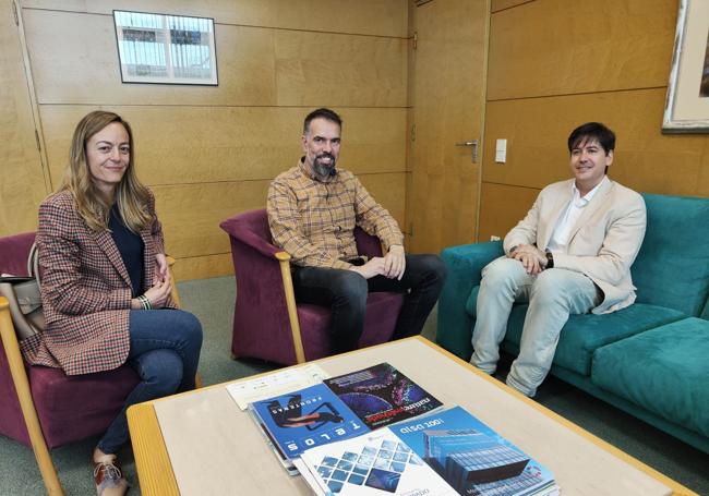 El consejero con los responsables de CC OO y de UGT.