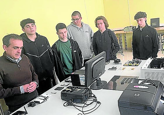 Alumnos de 4º ESO en un taller informático