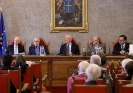 Ignacio Riesgo, Juan Luis Rodríguez-Vigil, Ramón Rodríguez, Ángel López y Venancio Martínez, durante la presentación de 'Por un sistema de salud asturiano de vanguardia'.