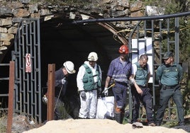 Policía Judicial de la Guardia Civil en la entrada de la mina Cerredo, en Degaña.