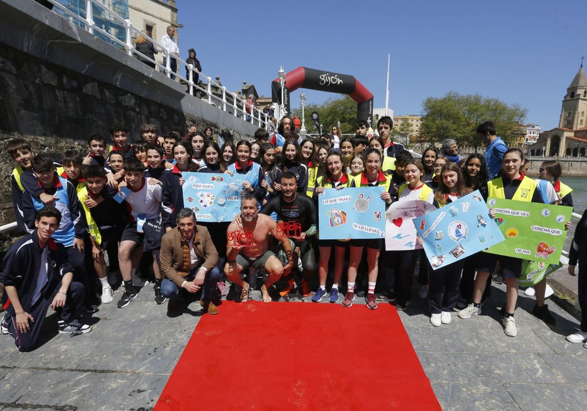 Así es el reto del nadador con cuatro récords Guinness que hizo parada en Gijón: «Cada brazada cuenta»