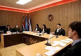 Los estudiantes, durante la simulación del juicio.